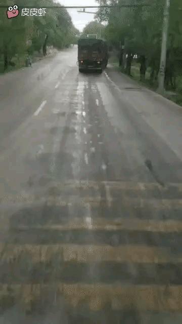 突然觉得他坐轮椅好像顺理成章了[机智]