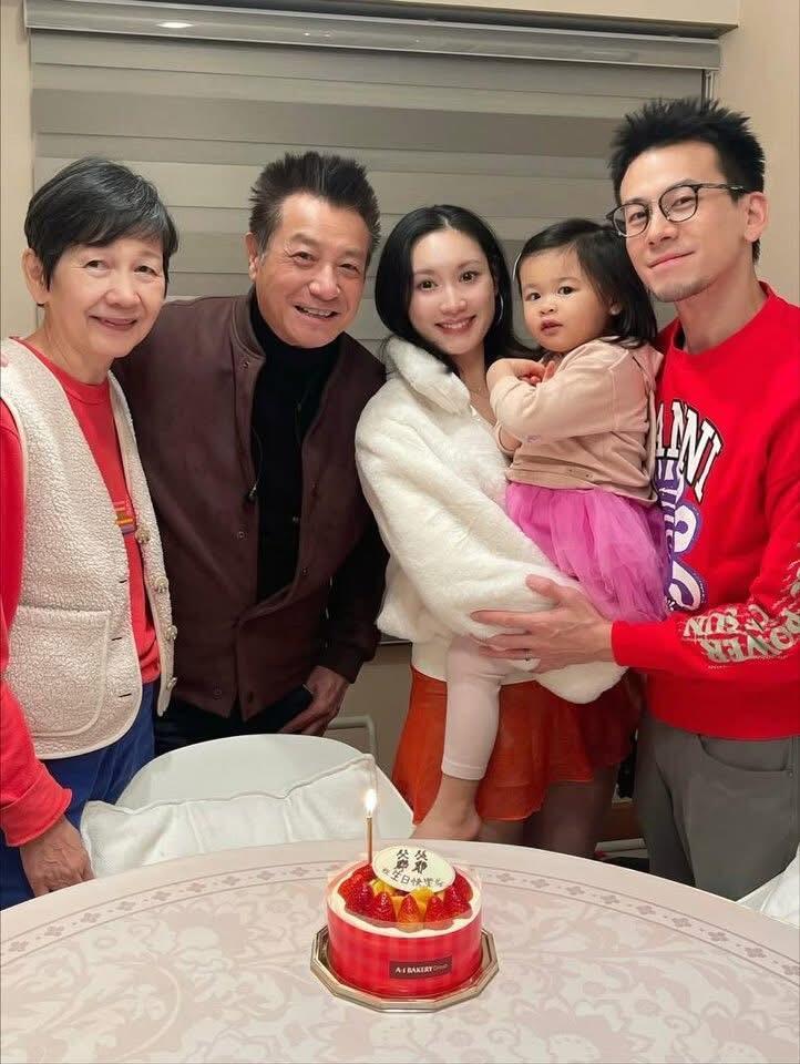 石修78岁生日，一家三代同堂在家低调庆生！ 