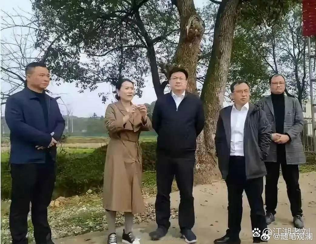 从手势上你能看出来哪个是领导吗？ ​​​