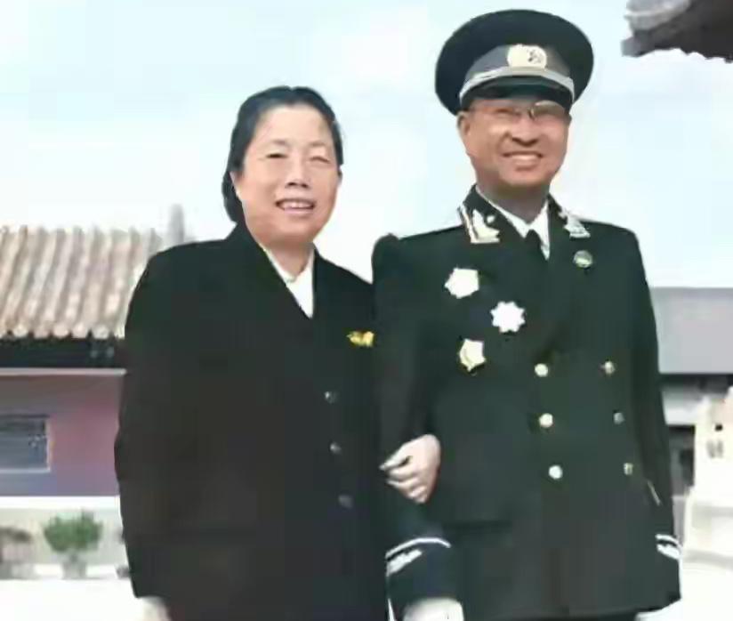 陈赓大将是我最最喜欢的将军，没有之一。请问这个女同志大家认识吗？