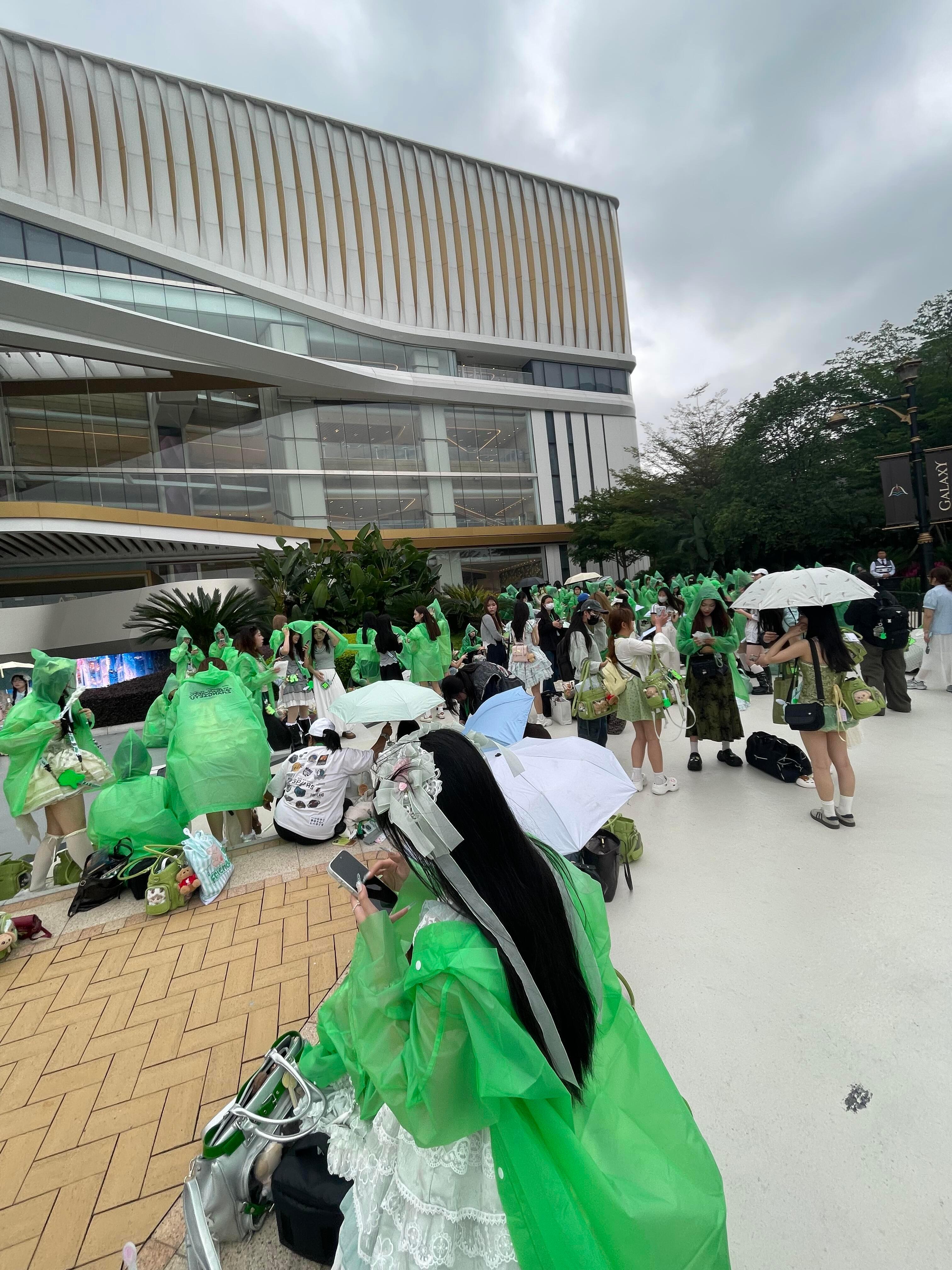 张泽禹粉丝赴绿海之约 场馆外排队的前排好多张泽禹粉丝！赴一场绿海之约💚双向奔赴