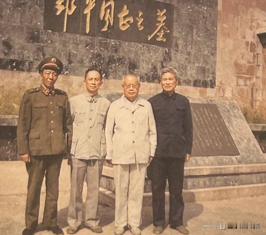 1987年10月，贵州省遵义市红军山（凤凰山）烈士陵园，《力挽狂澜》编写组在开国