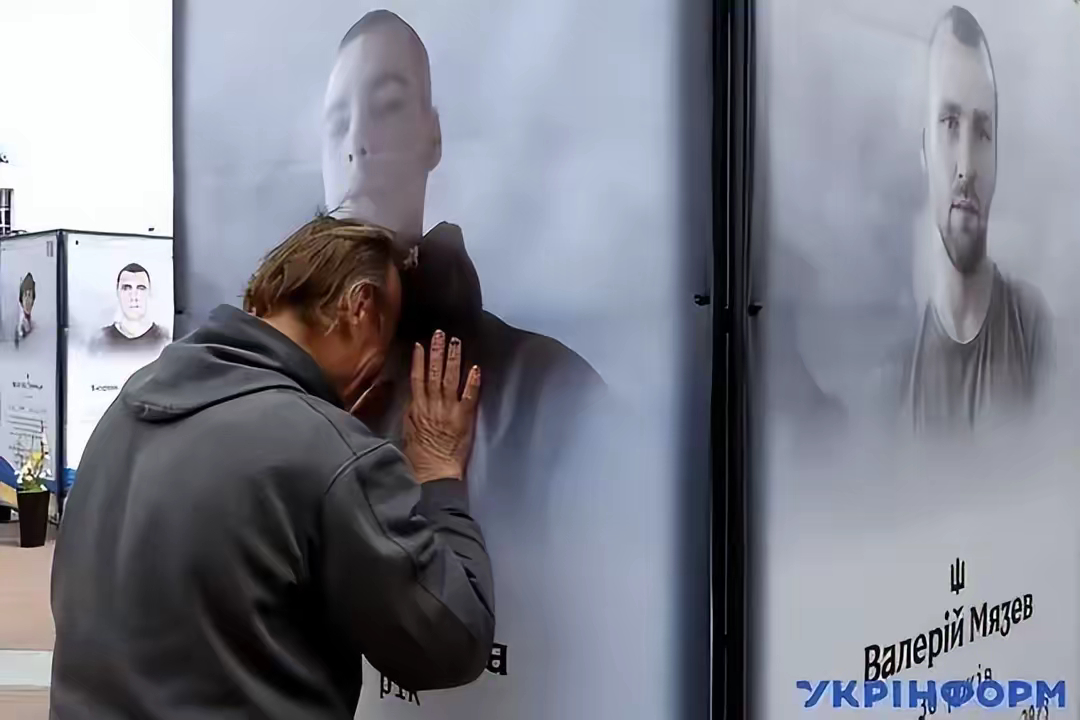 （下图）一位🇺🇦父亲在战死的儿子遗像前垂泪。。。网友：不知道该说什么了，就以