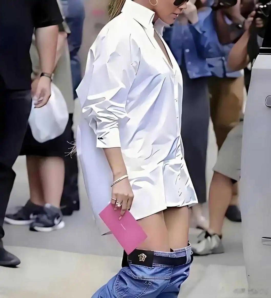我第一眼扫过去还误以为她的牛仔裤不小心滑落了仔细打量后才反应过来，这是一套设计感