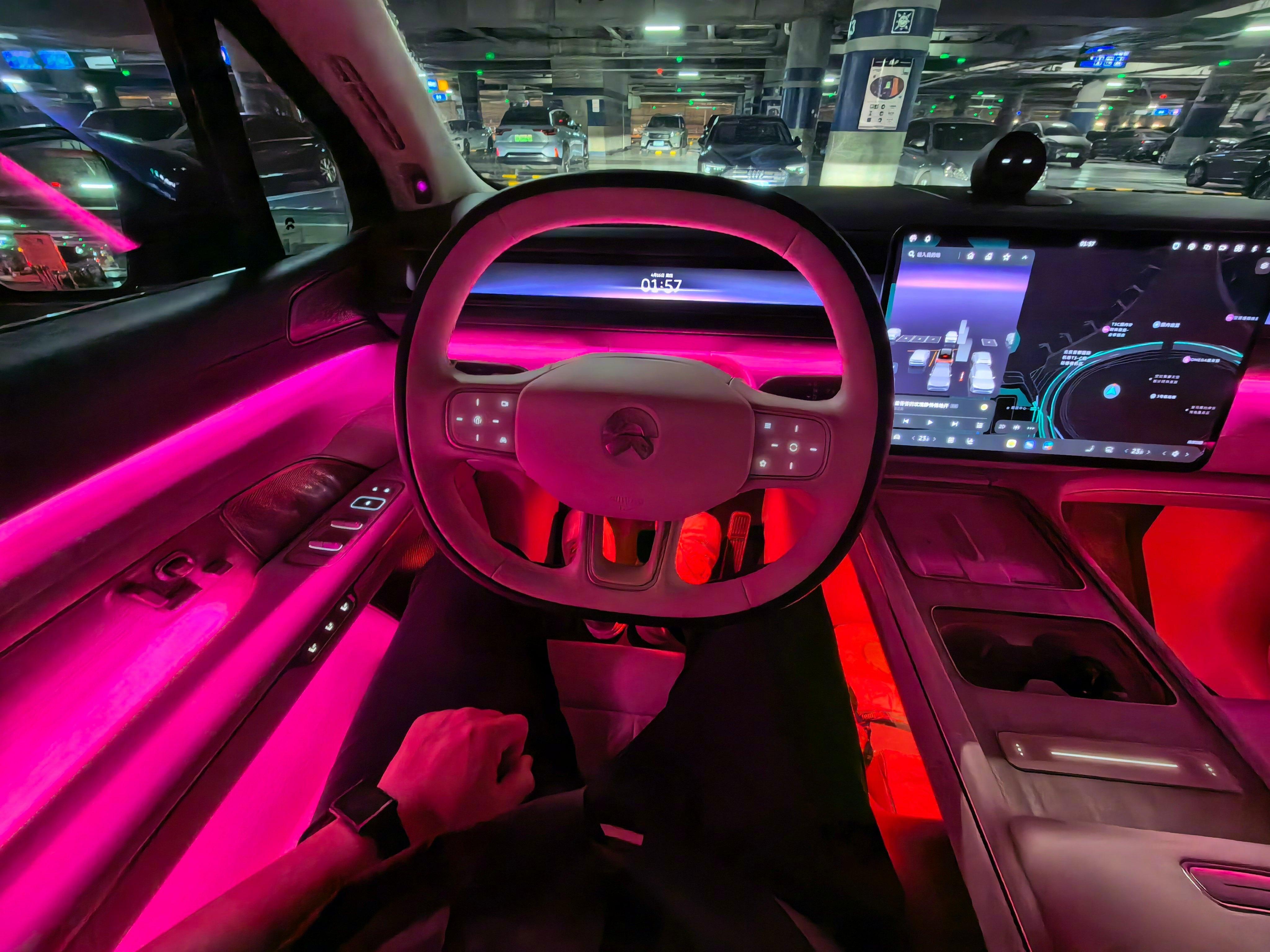 出差四天，落地，机场有自家很烧很烧的车再等着我，真棒！明早8点继续当牛马