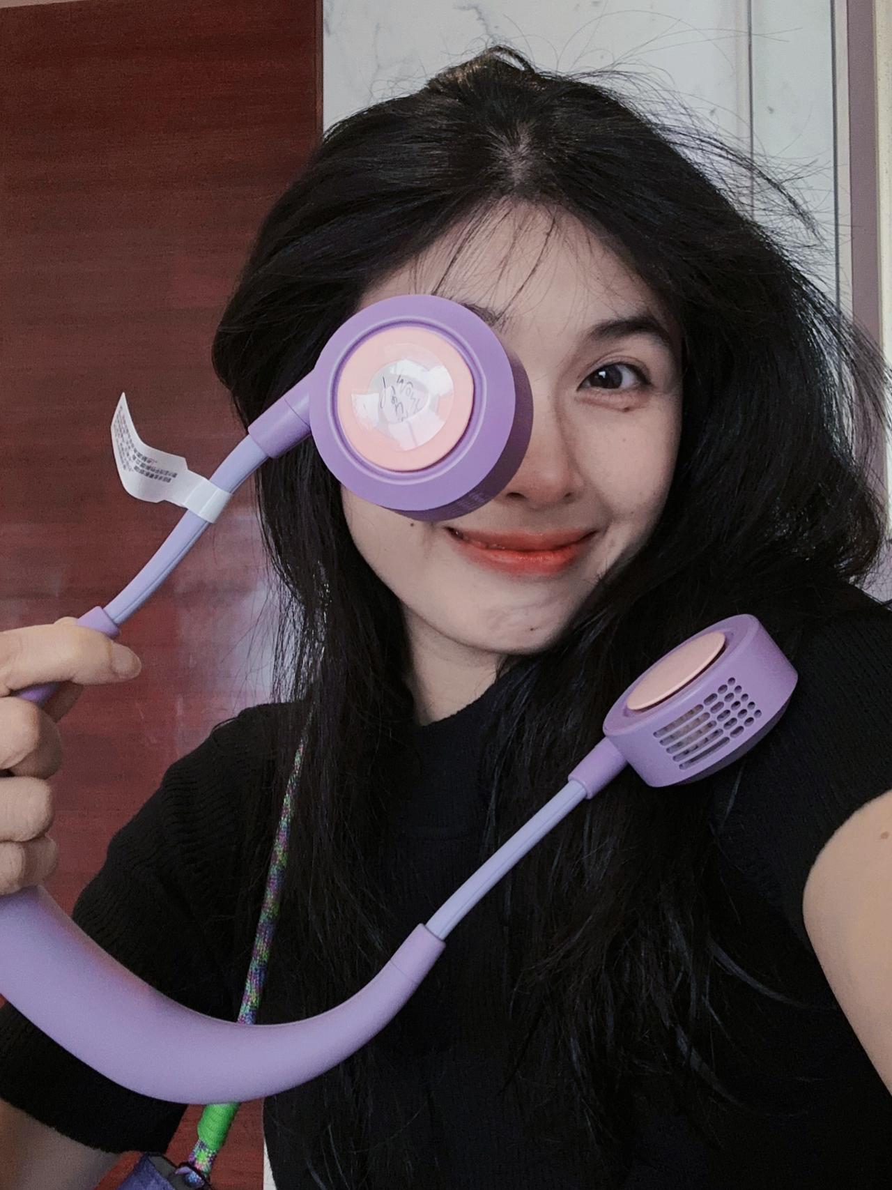 虽然今天广州天气不怎么样，但紫色陪黑色，很有质感～
挂脖的电风扇可以变成挂脖耳机