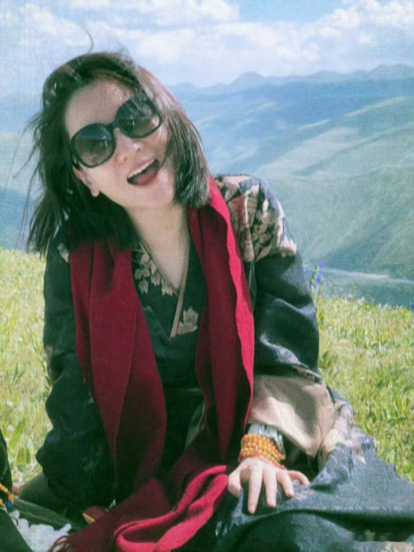 杨蓉4300米山顶大片 站在四千多米的山顶是什么体验，看杨蓉这组照片就懂了，太舒