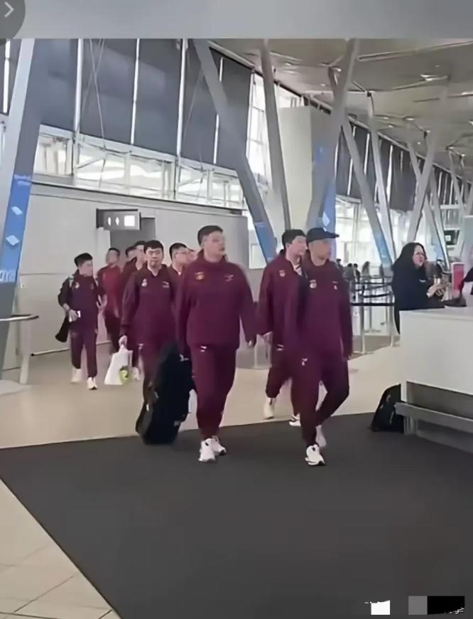 国足豪取三连败澳大利亚包机归来 五星级酒店迎接“英雄”回归[微风]
 国足再次让