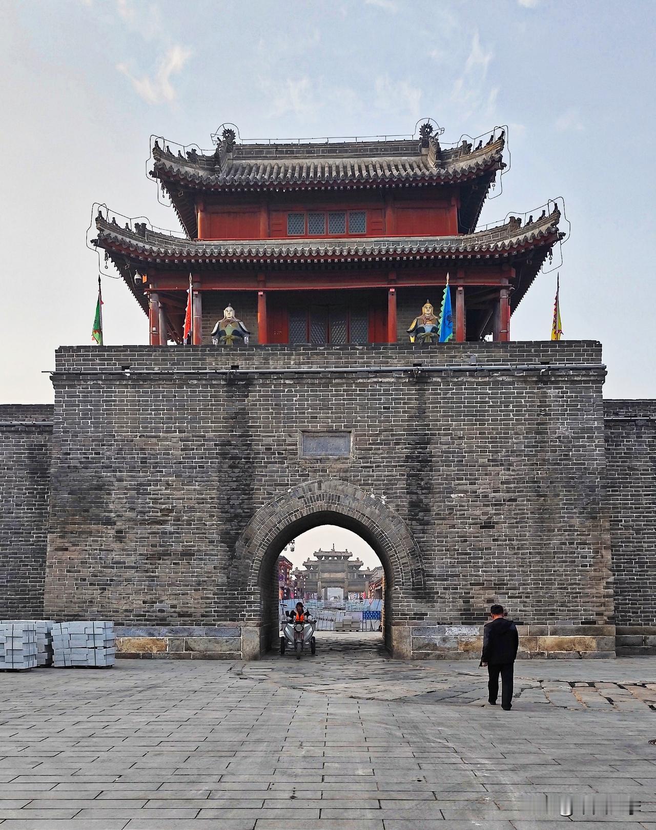 兴城古城掠影。
兴城古城又称宁远古城，地处辽宁省葫芦岛市兴城市（县级市）城区，明