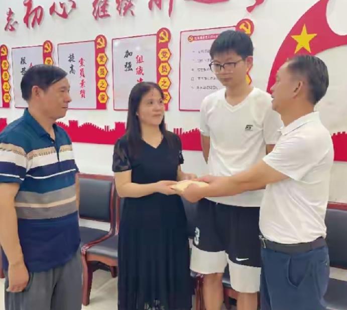 祁东这位牌馆老板娘，先是因为救人掏了1.9万元，随后又收到了2万元慰问金。
8月