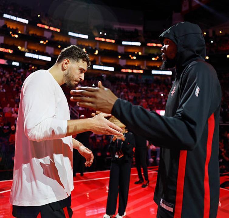 火箭队今天战胜了费城76人队之后，明天他们将直接出战主场背靠背比赛，这场比赛火箭