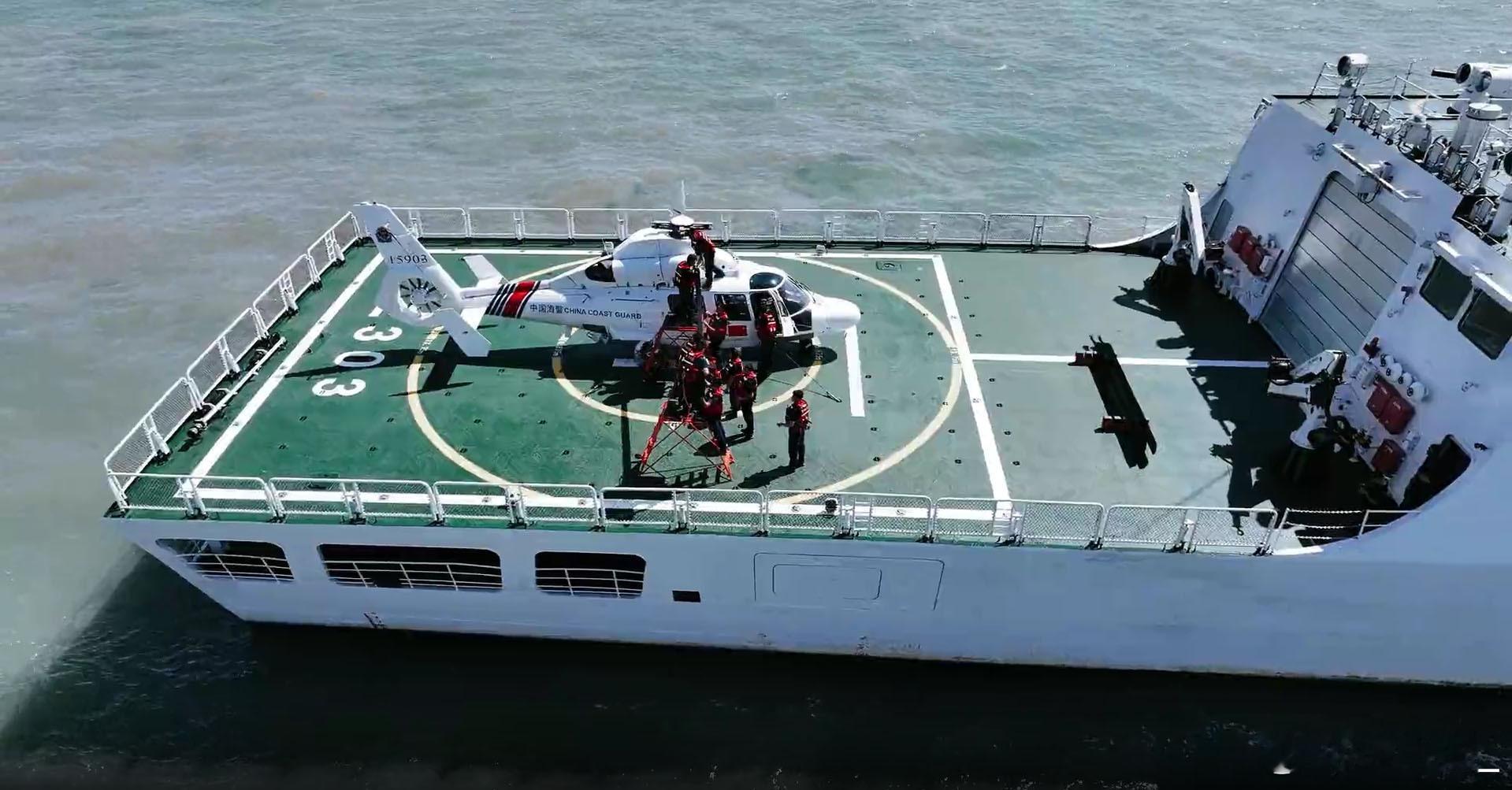 海警东海分局直-9出海进行舰机协同训练 