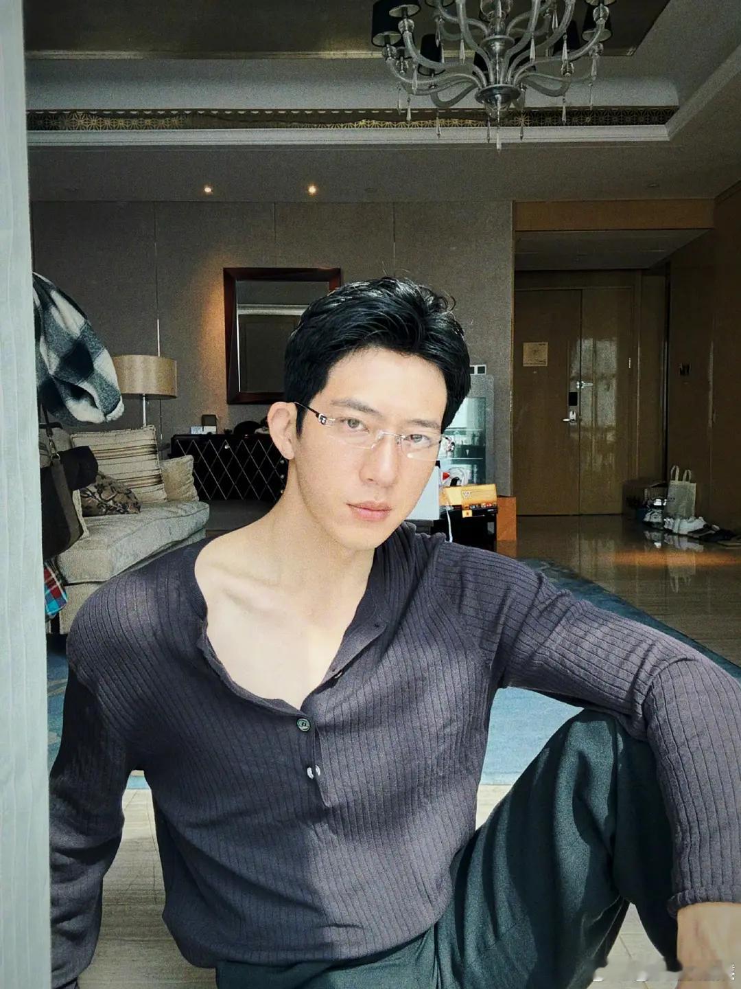 网友都在说井柏然的营业图真的是直男会拍的角度吗？有点些许的奇怪 