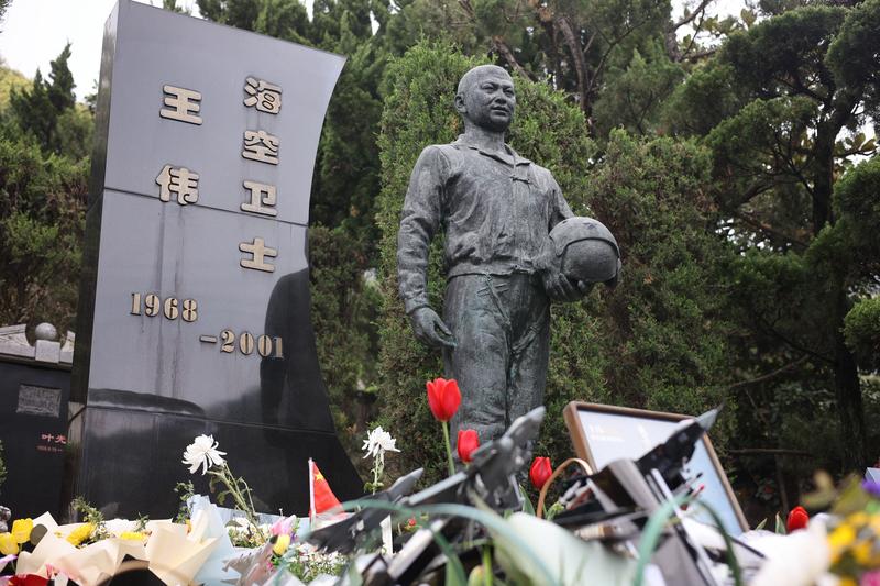 25年了，王伟烈士的事迹依旧震撼着每一个中国人的心。如今在他的墓前，摆满了中国战