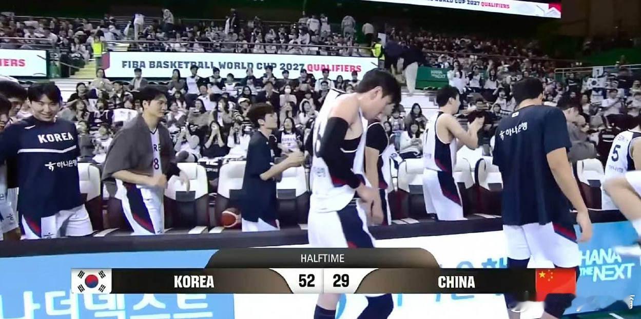 半场：中国29-52韩国、三分12中1、失误9次我们队员这状态差得难以想象，到底