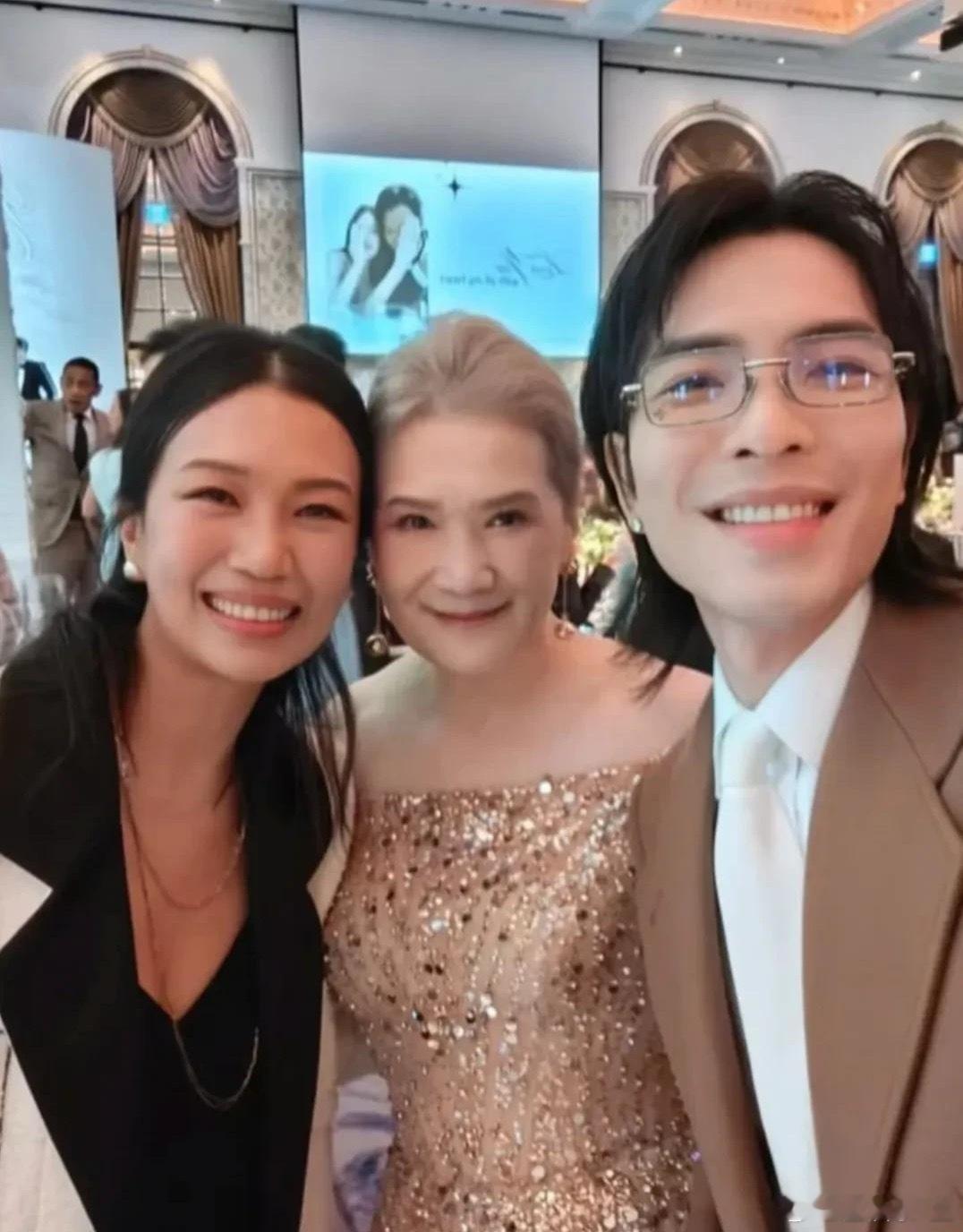 瞧他们俩，不是一家人不进一个门，夫妻俩越长越像了，简直是共用一张脸。俩人相差14