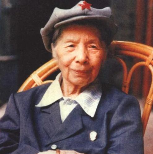 1934年，她裹着小脚参加长征，途中还在羊圈里生下了一个女儿，产后只能靠吃草补充