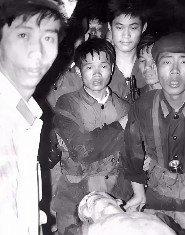 1983年，“悍匪”王宗坊被击毙， 他的遗体蜷缩在地上，失去了往日的鲜活，身体瘦