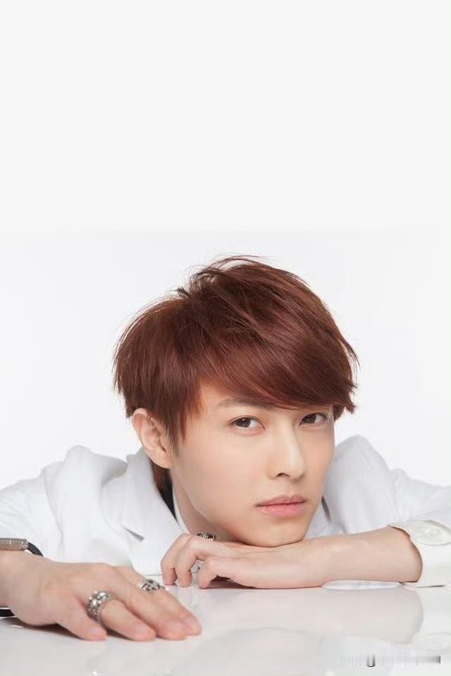 我天呢，恋爱中的男女确实爱偷偷藏不住，即使是婚外情也会偷偷秀，一个男的对已婚女性