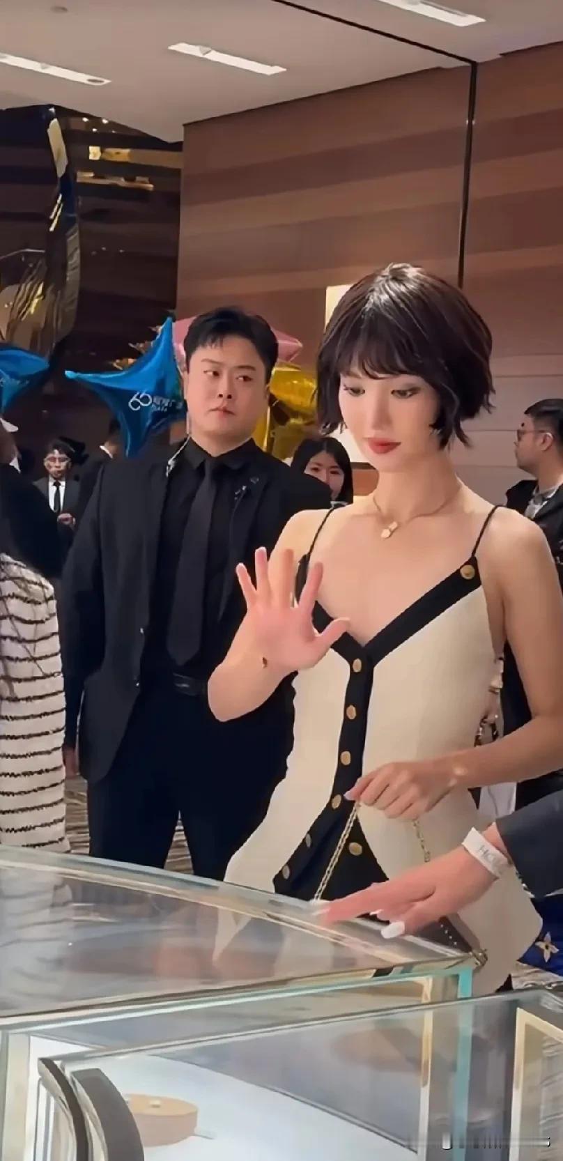 金晨这衣服好像有点撑不起来呢！她那纸片人身材，就像把零食袋穿在了身上似的，而且镜