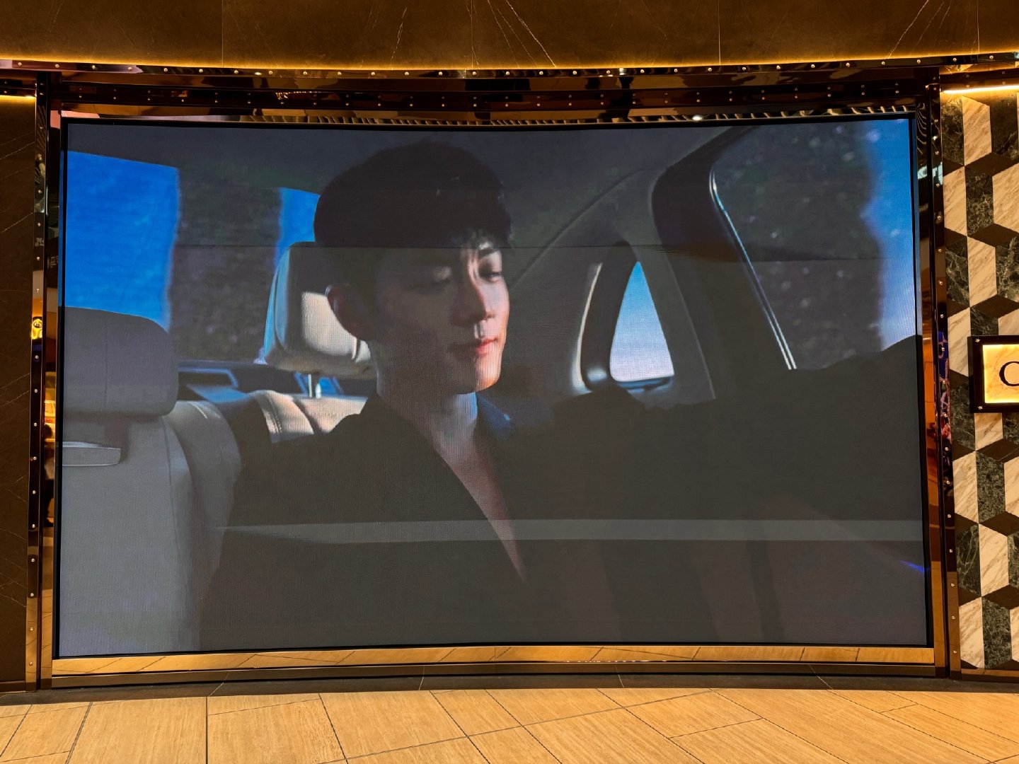 肖战 Gucci 假日系列大片中在罗马机场的大地广呈现真是太惊艳了，那赏心悦目的