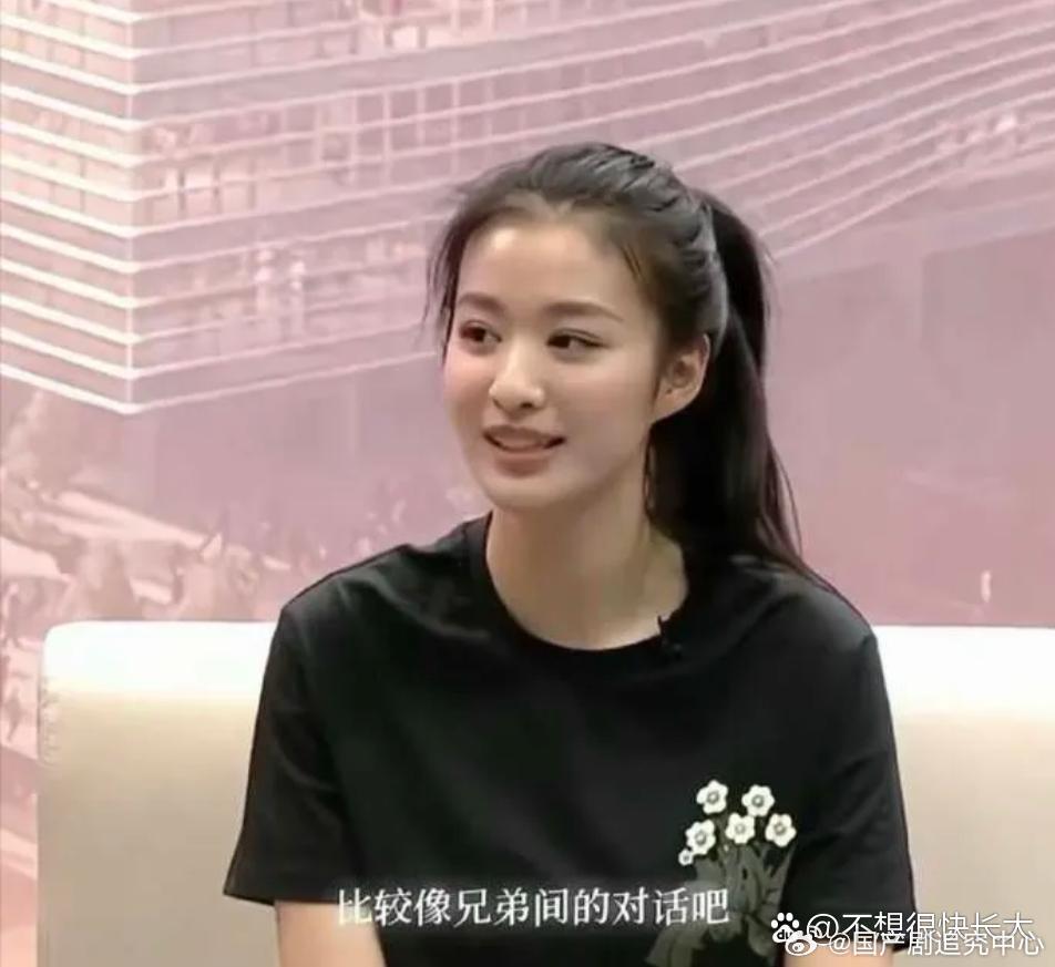 王楚然的卧蚕因尺寸惊人，其大小竟与眼睛相当，独特的面部特征极具辨识度，吸睛效果十