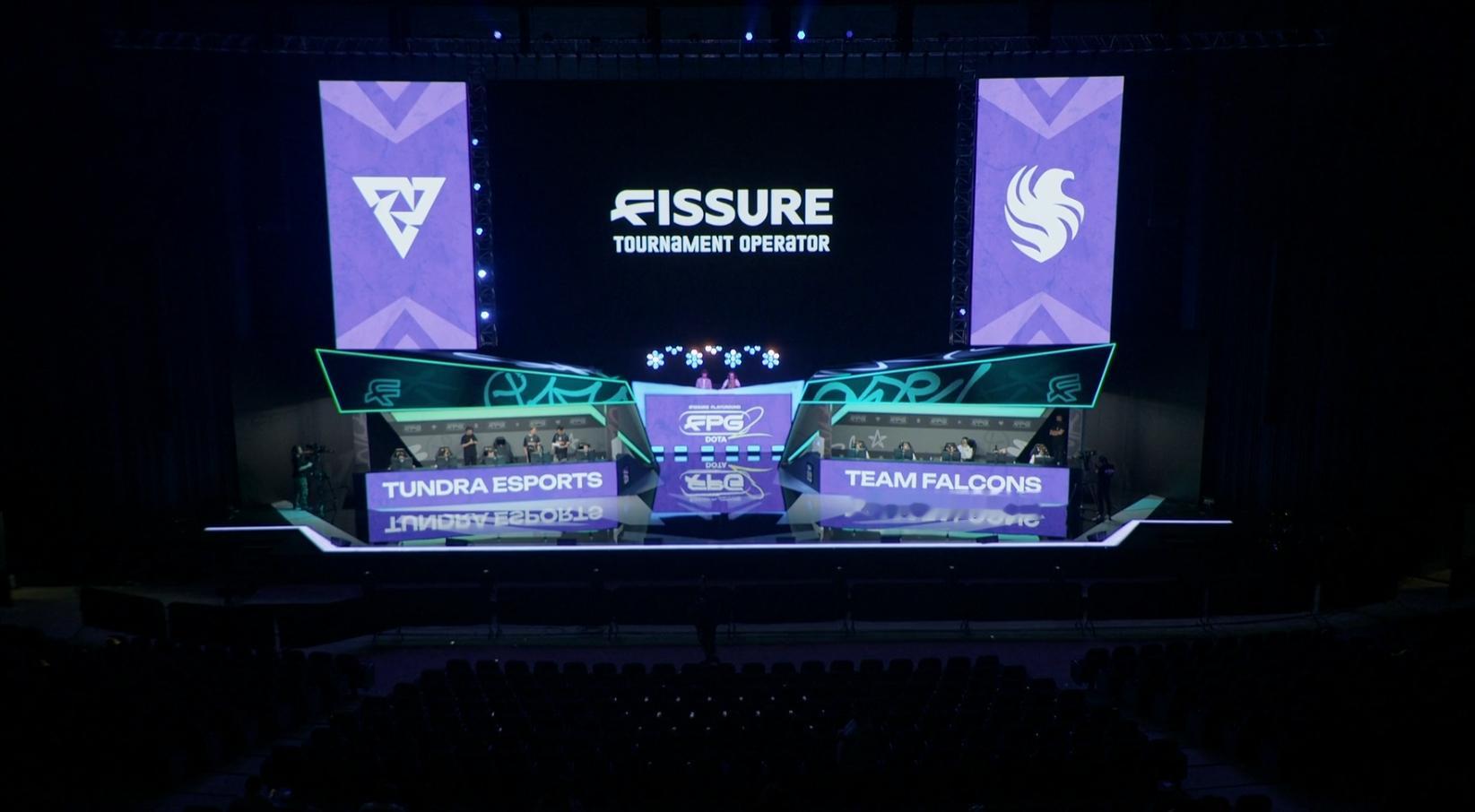 昨晚裂变天地进入到了线下场馆阶段的淘汰赛，这次FISSURE的主舞台布置还算用心