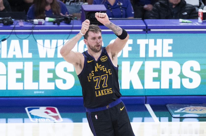 NBA常规赛，湖人在客场以112-108击败76人。赛后东契奇接受了采访。谈到近