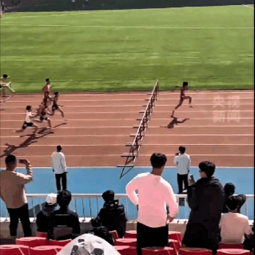 一脚跨出14秒13！15岁青岛少年不仅狂破市纪录，更在全网掀起一场“刘翔回忆杀”