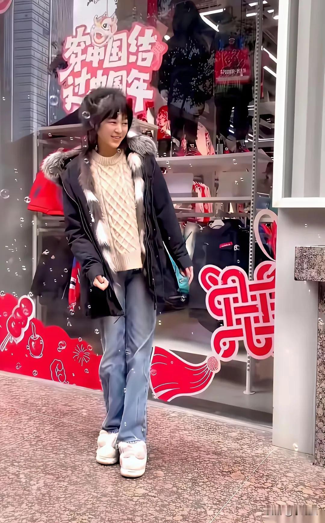 呆呆妹的这身打扮不像90年的，到是挺像00后的，但是还是支持做自己实在的呆呆，越