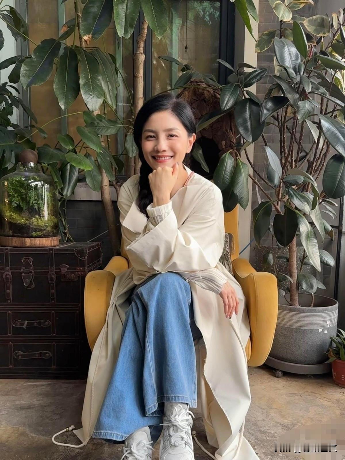 51岁的胡可这状态 ，
像不像20多岁的小姑娘？
胡可作品不多，知名度没有老公高