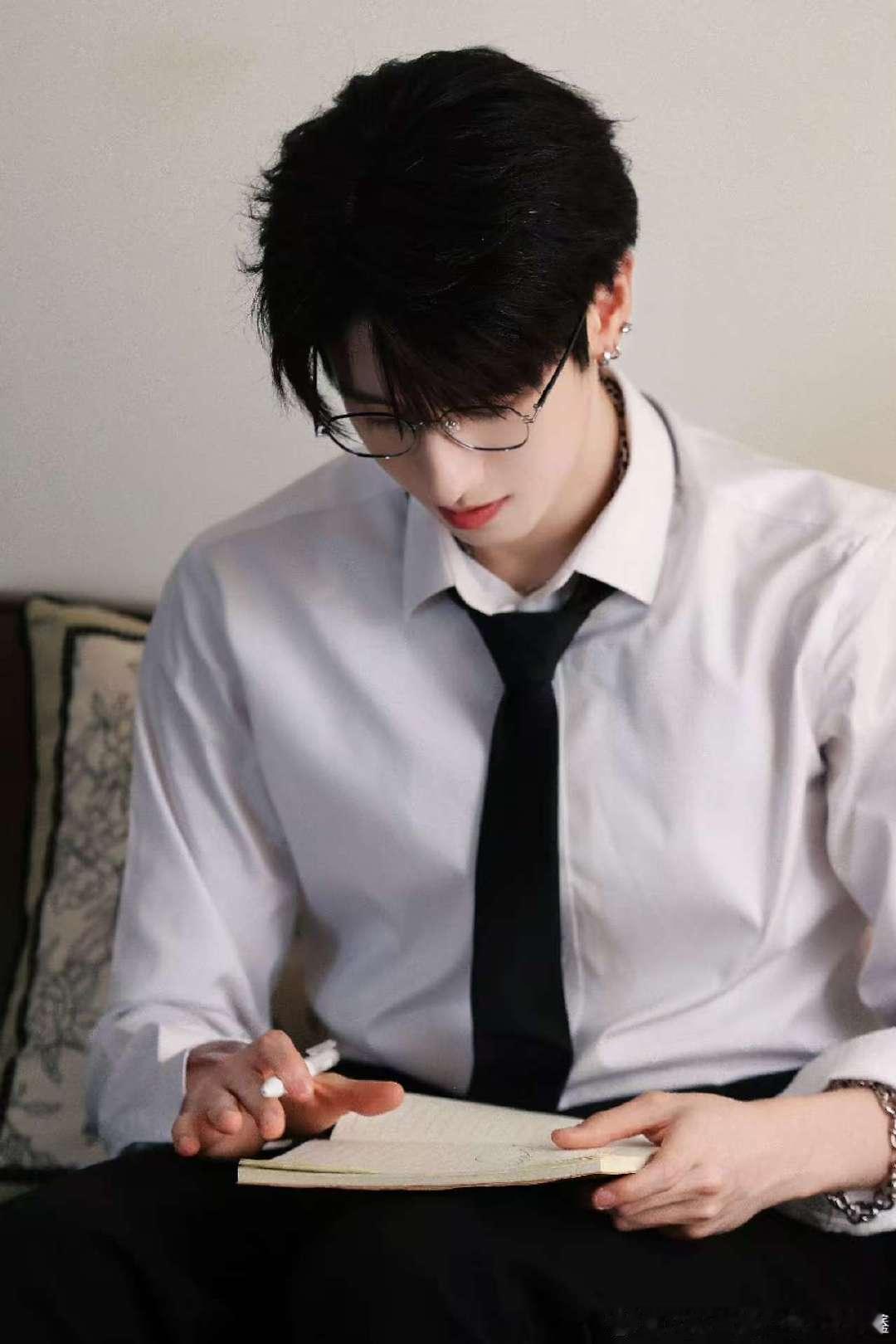 朱志鑫情人节有你们在朱志鑫白衬衫银框眼镜 朱志鑫情人节有你们在！ 