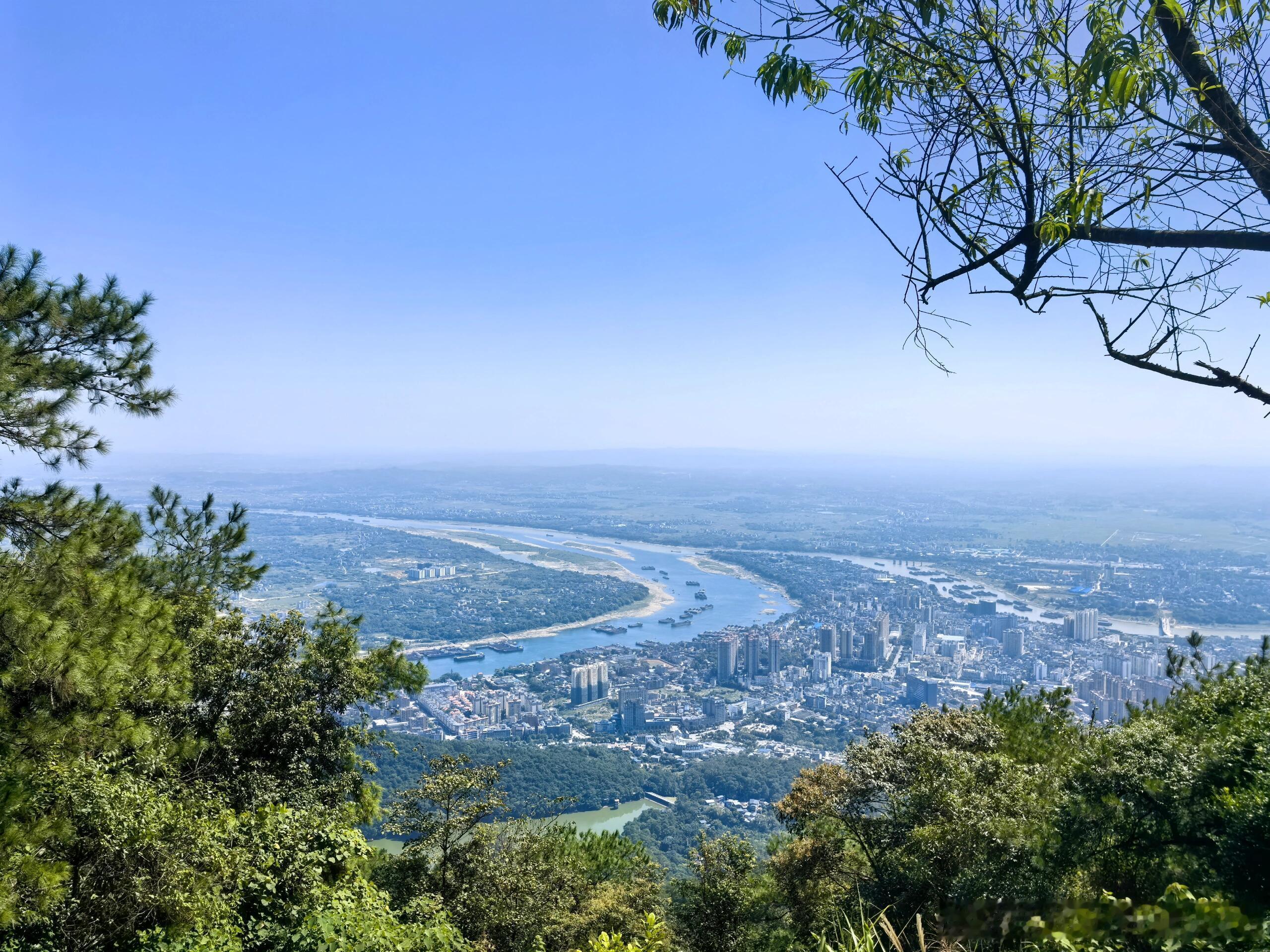 站在山顶往下看景色真的很美，风景如画啊！ 