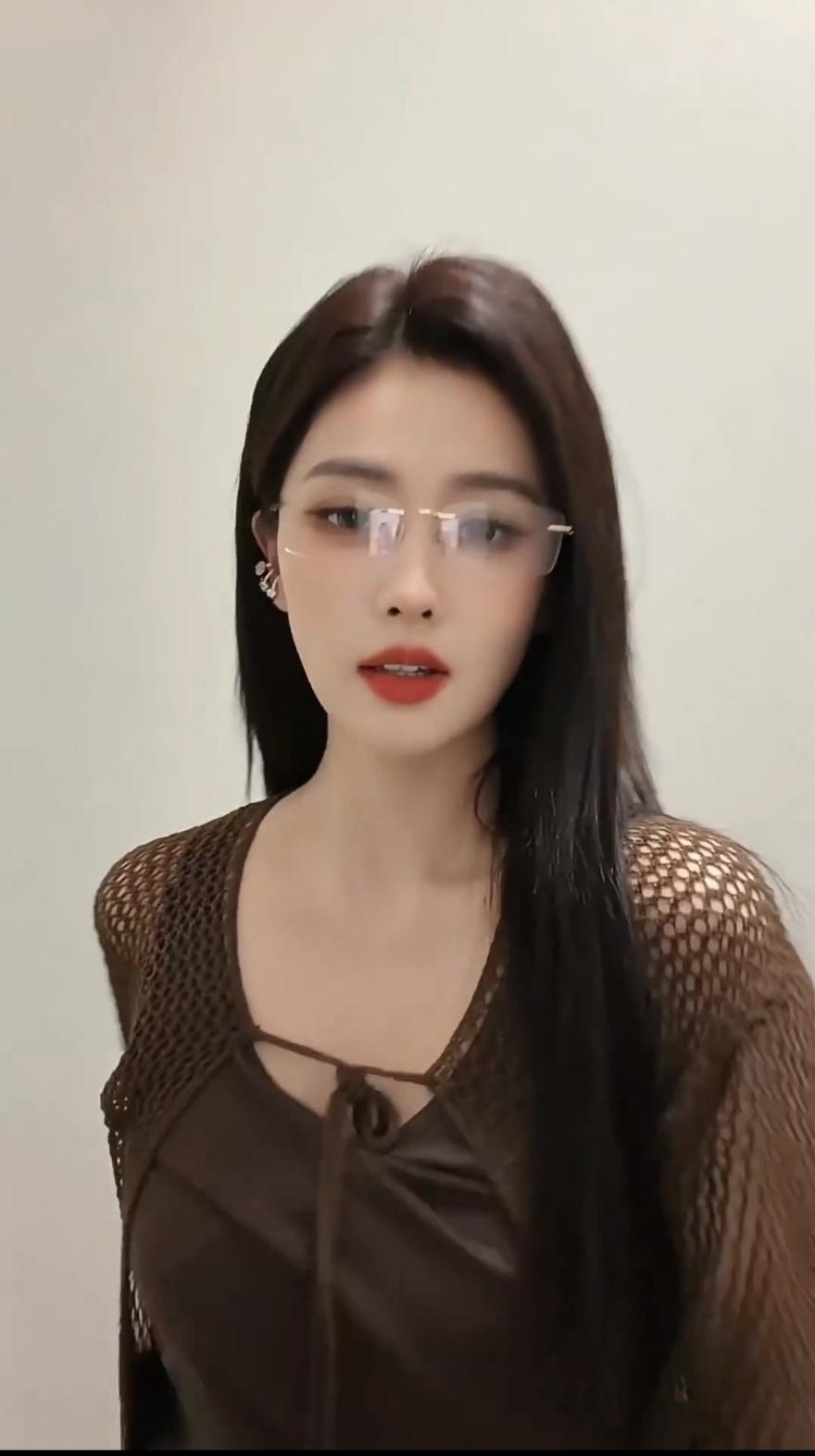 白鹿情人节穿渔网袖白鹿渔网袖上衣 白鹿穿着渔网袖好帅酷！！白鹿