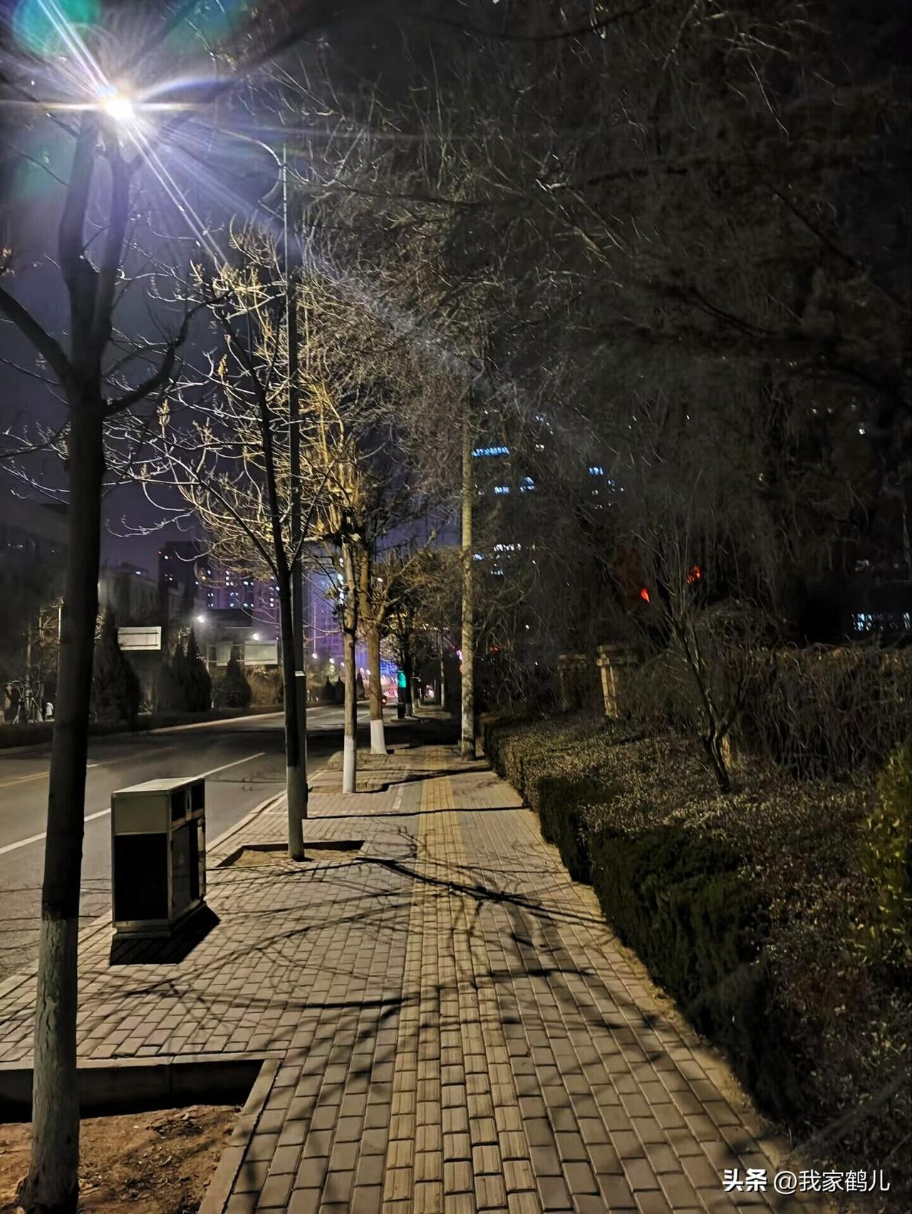 同学聚会、老友饭局，本该是回忆温情的场合，却容易沦为学历、薪资、家境的攀比场。我