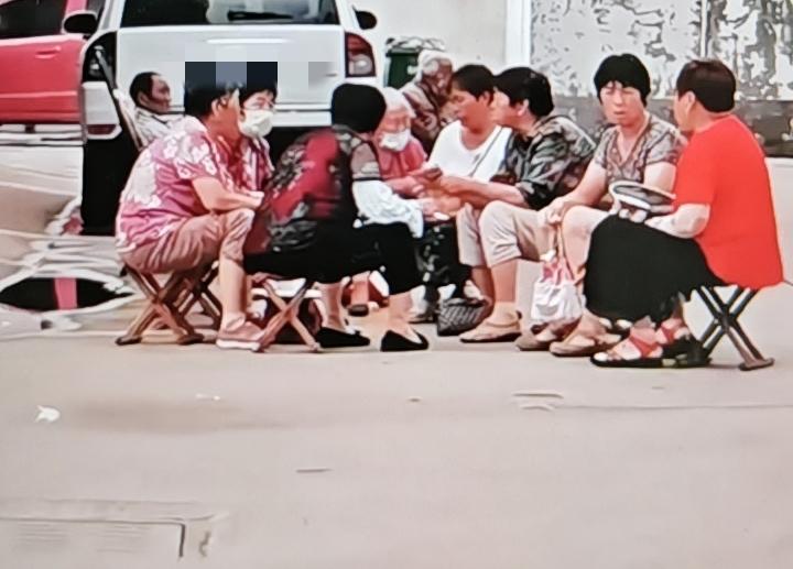 每个村每个社区都有一群整天在大街上扎堆扯闲话的中老年妇女，她们聚在一起一坐一天，