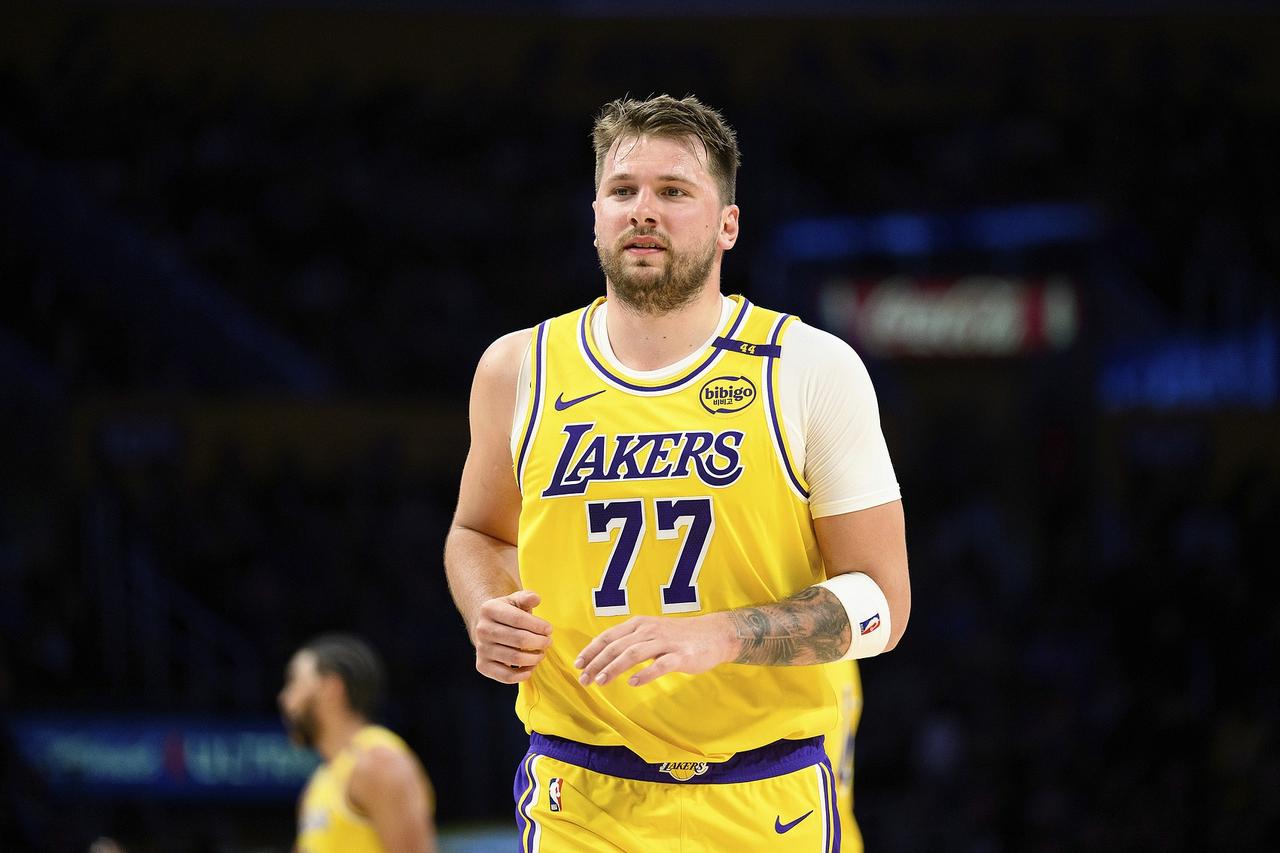 看NBA上咪咕视频，湖人记者说道“训练结束后，仍有75%的人在球馆加练。”
湖人