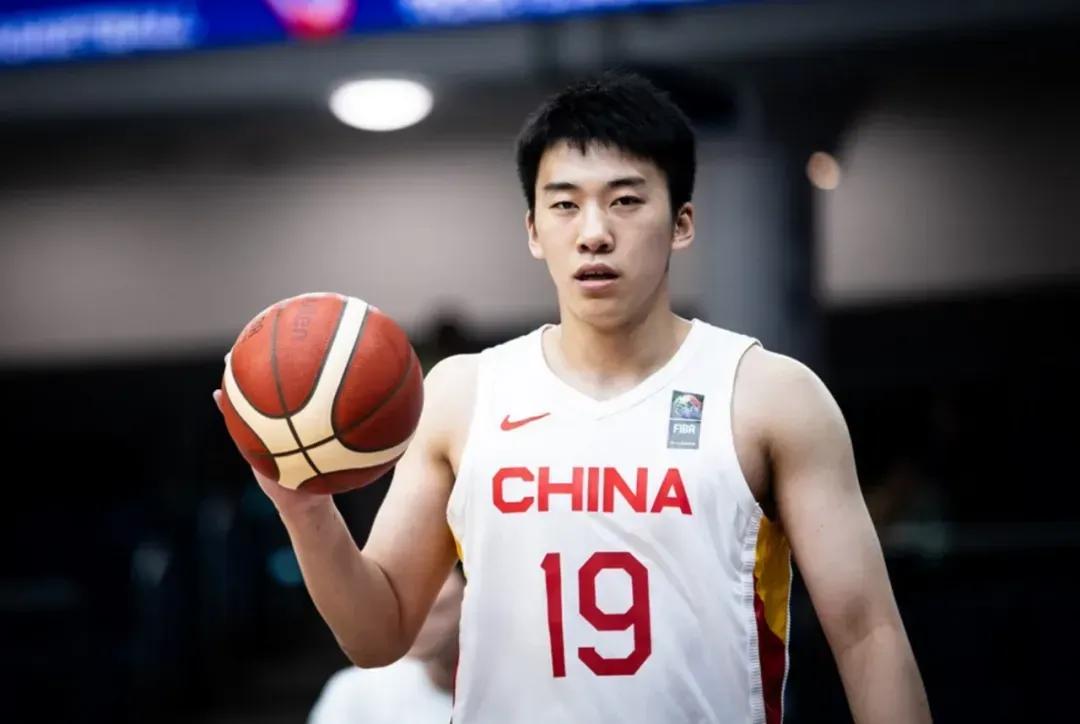 半场比赛结束，男篮53-43领先沙特10分进入下半场

上半场比赛中国队一共有1
