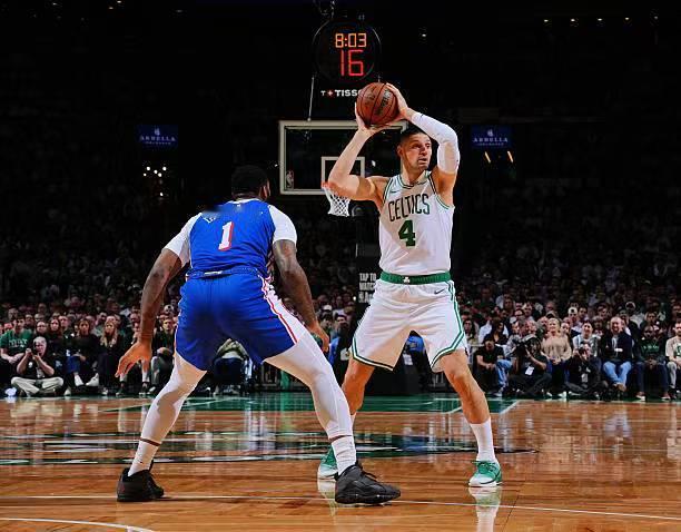 武切维奇在常规赛后半段的表现其实是比较一般的，并没有展现出自己的特点，特别是在防