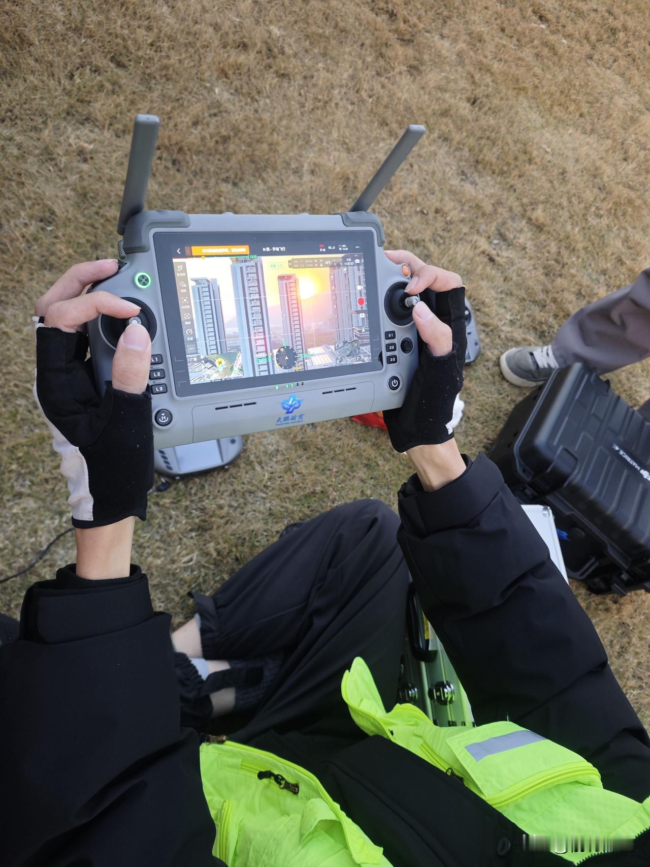 考飞手不那么简单！每天长时间户外训练，课余电脑上狂刷题。训练的第二天，还出了一些