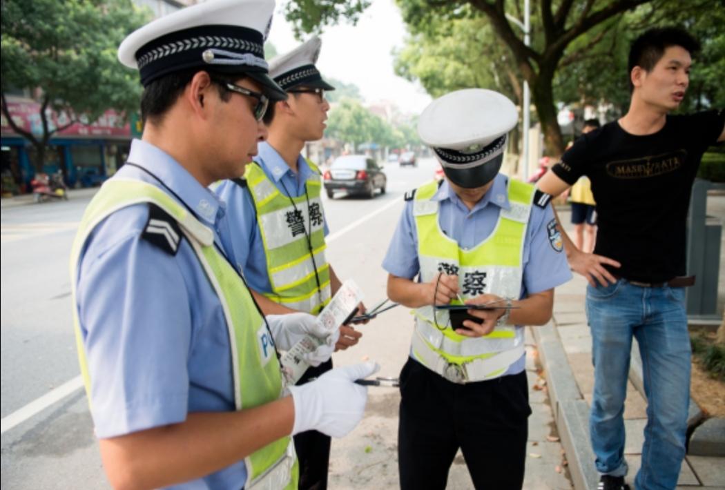 请问：辅警和正式民警的工作职责和工资待遇的区分？
 
答案：正式民警→→拥有执法
