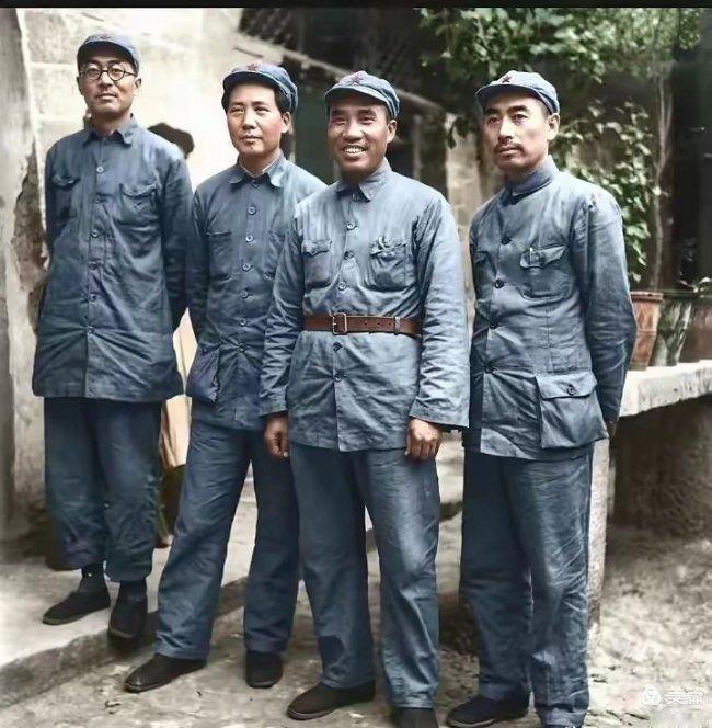 1937年，延安。全面抗战爆发初期，国共第二次合作正式形成，党中央立足延安，着手