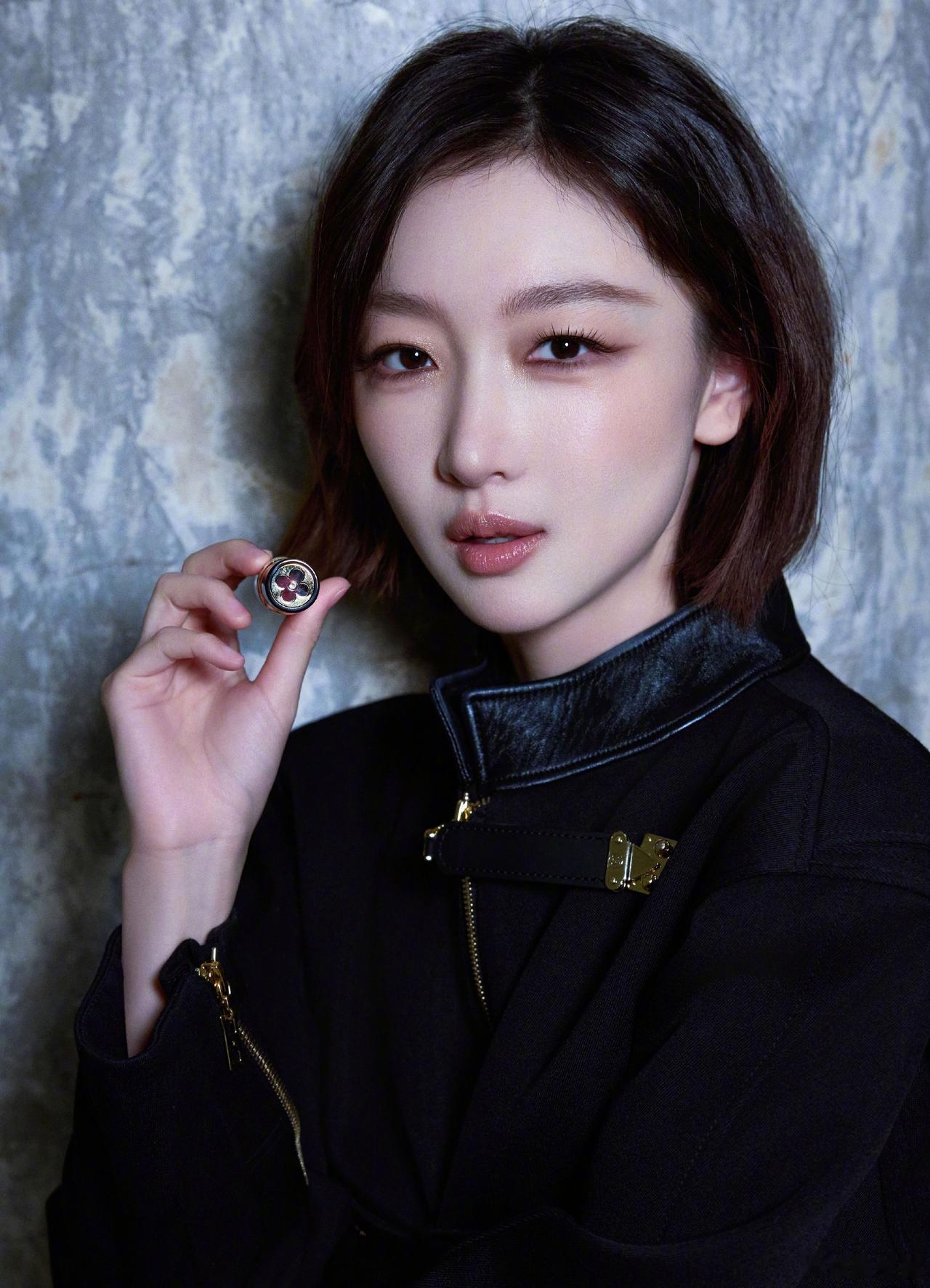 想走流量的，就不要执着于拿奖，因为没有人能两者兼得。

周冬雨当年刚出道时，路人