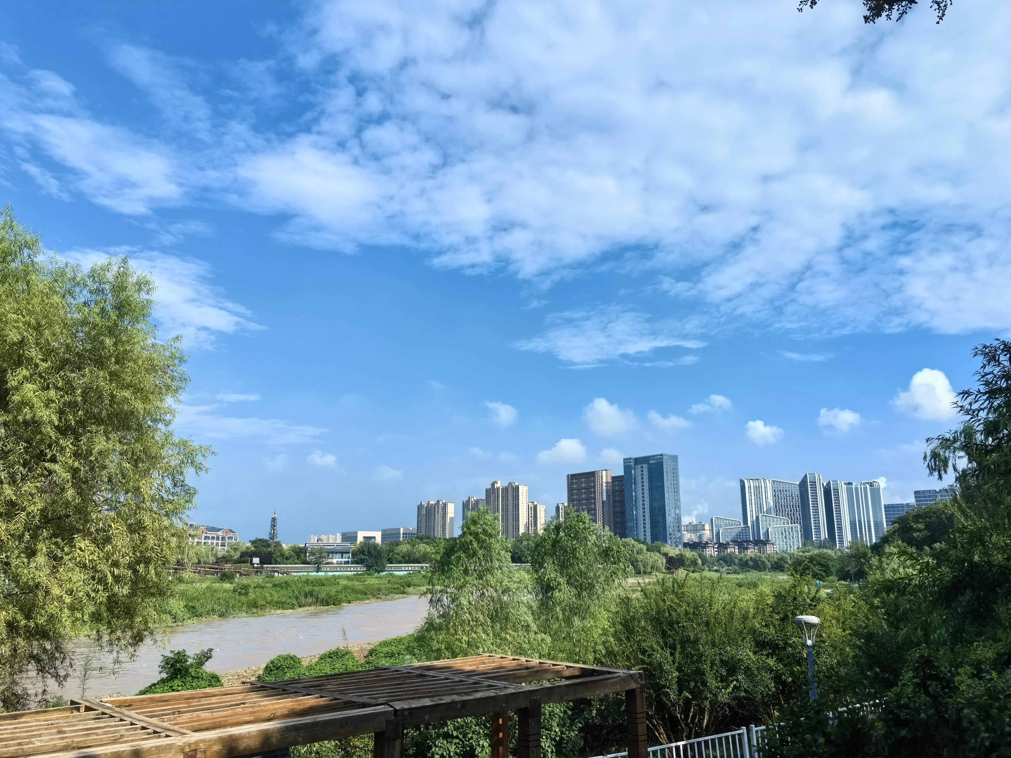 日常分享 ﻿ 西安久违的出太阳啦☀️！赶紧出来晒一晒🚶🏻♀️。 西安·桃花潭