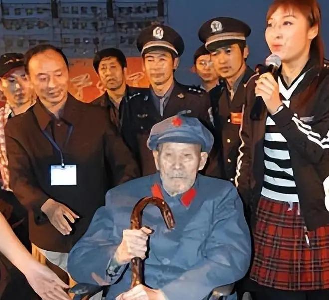 他是中国最长寿的老红军，没有之一。47岁才参军，63岁才娶上媳妇，66岁当爹，一