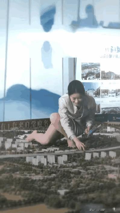 刚开始
我还以为再拍电影呢
仔细一看
原来是售楼部的小姐姐在干活[笑哭]