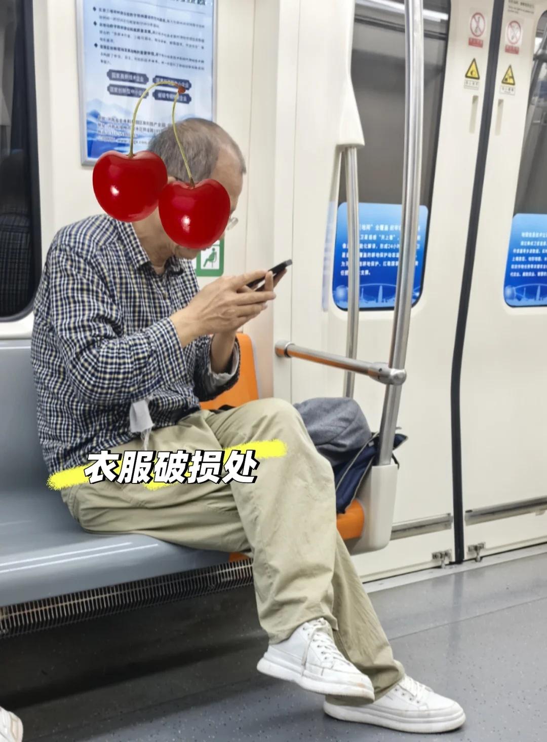 地铁上的老者！
乘坐地铁时看到的一位老者，年龄大约在60岁左右，近视吧，一直在近