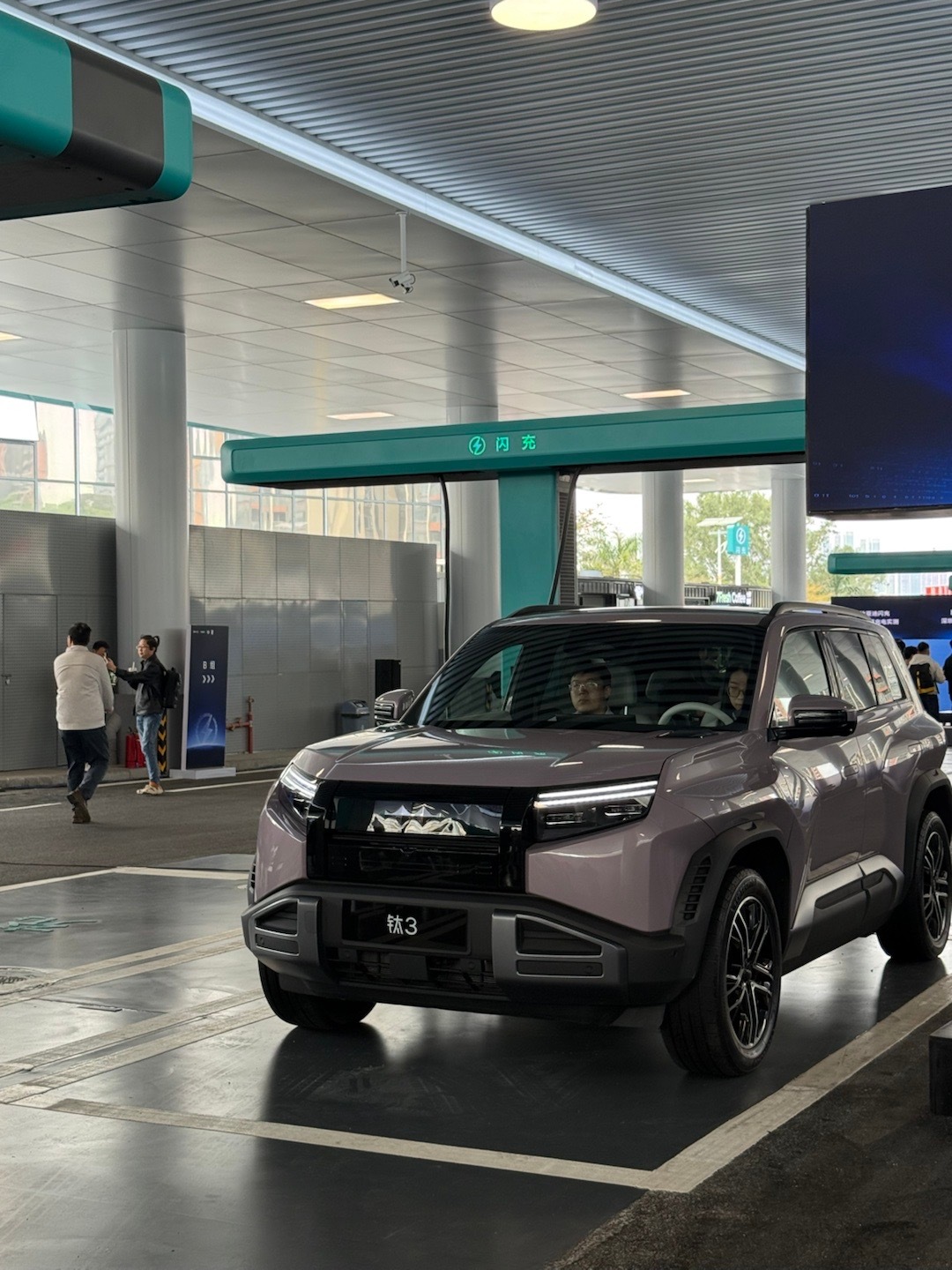 比亚迪第二代刀片电池发布会后，去参观了比亚迪闪充站，工作人员现场给演示了5分钟充