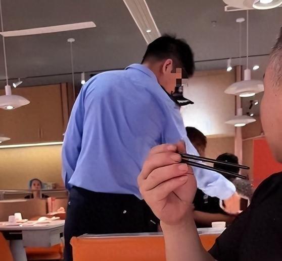 《小伙和女友餐厅吃饭，被民警赶来戴铐带走；青岛警方：其女友与一离家女孩“撞脸”，