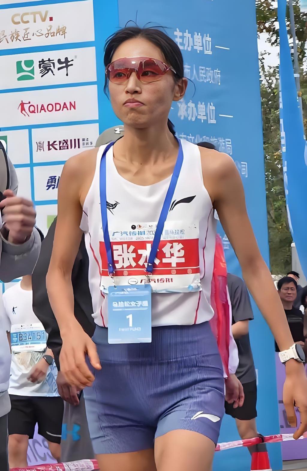 护士兼业余长跑冠军运动员张水华的辞职，折射出我国医疗行业从业者面临的职业困境。当